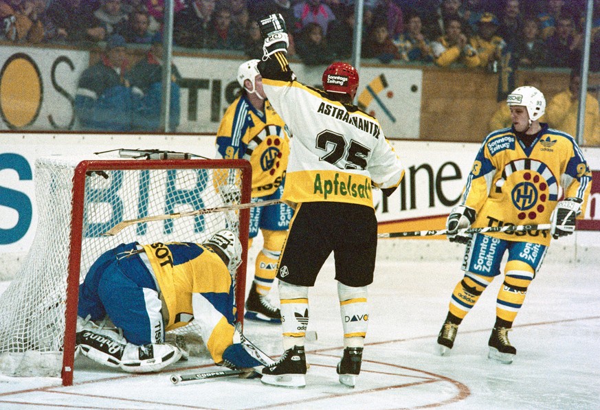 Ein Spieler von Traktor Tscheljabinsk (Nummer 25) reklamiert ein Tor, aufgenommen am 26. Dezember 2014 in Davos im Spiel beim Spengler Cup zwischen dem HC Davos und Traktor Tscheljabinsk. (KEYSTONE/St ...