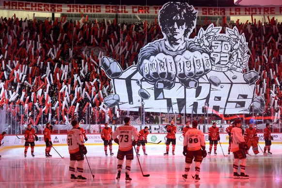 Nachrichten Linkding Les supporters ultras du LHC encoureagent leurs joueurs au debut du match du championnat suisse de hockey sur glace de National League entre Lausanne HC, LHC, et Geneve-Servette HC, GSHC, ce samedi 21 ...