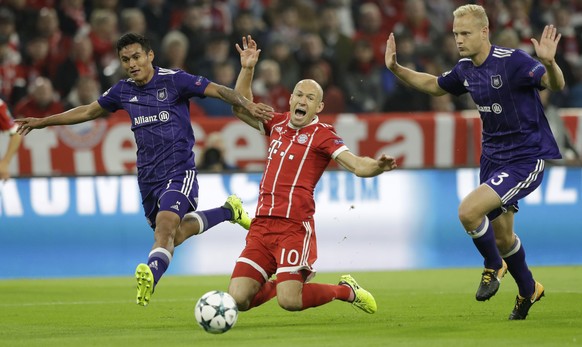 Bayern&#039;s Arjen Robben, center, is chased by Anderlecht&#039;s Olivier Deschacht, right, during a Champions League Group B soccer match between FC Bayern Munich and RSC Anderlecht in Munich, Germa ...