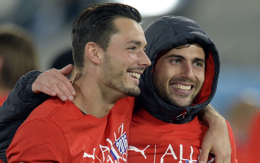 Roman Bürki und Admir Mehmedi feiern den deutlichen Schweizer Sieg gegen San Marino.