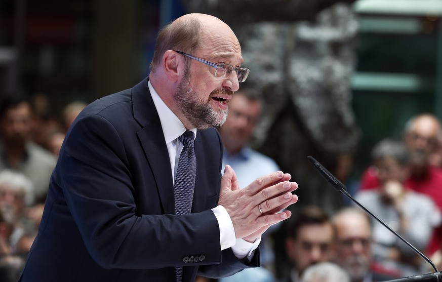 epa06090666 The leader of the Social Democratic Party (SPD) and candidate for the German Chancellor post, Martin Schulz addresses the audience during his speech on a better Europe, in Berlin, Germany, ...