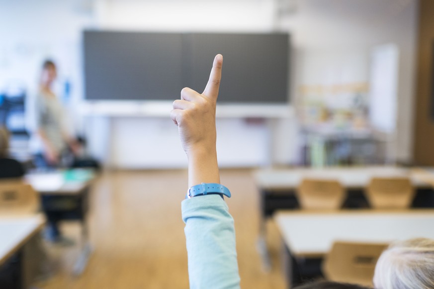 ZUM THEMA PRIMARSCHULUNTERRICHT STELLEN WIR IHNEN FOLGENDES NEUES BILDMATERIAL ZUR VERFUEGUNG --- A third grader raises her hand during English class at Feld school in Suhr, Switzerland, on September  ...