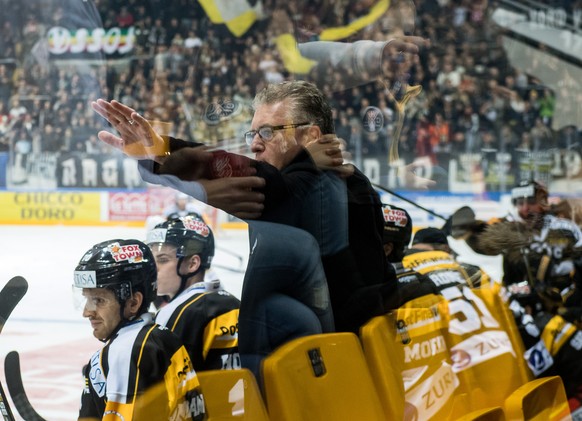Luganos Coach Doug Shedden gibt Anweisungen im Spiel beim Eishockey Meisterschaftsspiel der National League A zwischen dem HC Lugano und dem HC Fribourg Gotteron am Samstag, 3. Dezember 2016, in der R ...