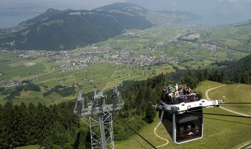 Die Cabriobahn des Stanserhorns faehrt am Montag, 15. Juli 2013 mit Touristen auf den Gipfel. (KEYSTONE/Sigi Tischler)