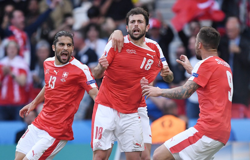 15.06.2016; Paris; Fussball Euro 2016 - Rumaenien - Schweiz;
Admir Mehmedi (M, SUI) jubelt nach seinem Tor zum 1:1 mit Ricardo Rodriguez (SUI) und Haris Seferovic (SUI) 
 (Tim Groothuis/Witters/freshf ...