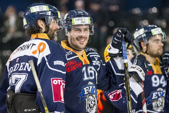 Zugs Josh Holden und Zugs Raphael Diaz, von links, freuen sich ueber den Sieg waehrend dem Eishockey-Meisterschaftsspiel der National League A zwischen dem EV Zug und dem Fribourg-Gotteron am Samstag, ...