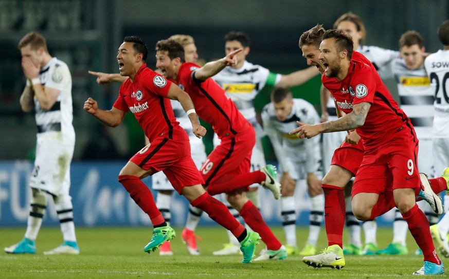 epa05927837 Frankfurt&#039;s team celebrates after winning the German DFB Cup semi final soccer match between Borussia Moenchengladbach and Eintracht Frankfurt in Moenchengladbach, Germany, 25 April 2 ...