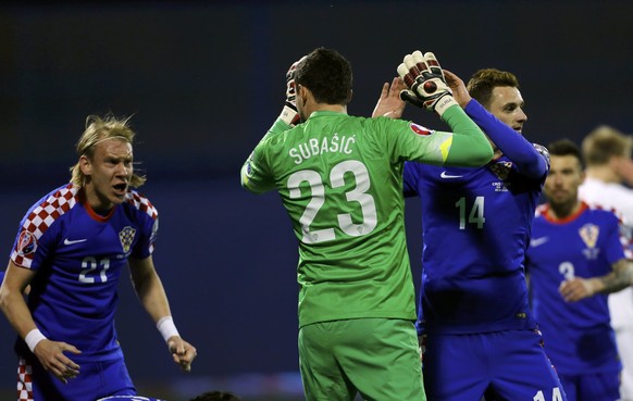 Die Teamkollegen feiern Subasic nach einem gehaltenen Penalty.