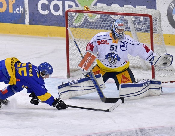 Der Davoser Marc Wieser, links, prueft den Zuger Torhueter Tobias Stephan, waehrend dem Eishockey-Qualifikationsspiel der National League A zwischen dem HC Davos und EV Zug, am Sonntag, 22. Januar 201 ...