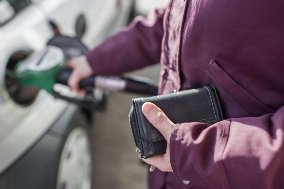 ARCHIV - Zur heutigen Eidgenoessischen Abstimmungen vom Sonntag, 8. Maerz 2015: „Energie- statt Mehrwertsteuer“, stellen wir ihnen dieses Themenbild zur Verfuegung. - A woman refuels a car at a BP gas ...