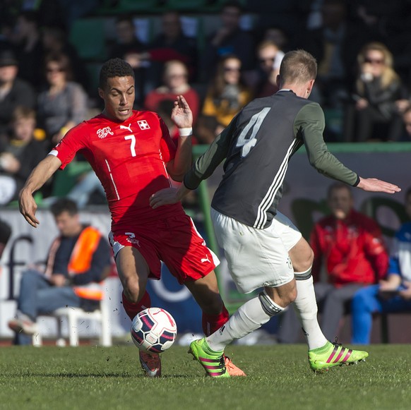 Der Schweizer Marvin Spielmann, links, kaempft um den Ball gegen den Deutschen Marvin Friedrich, rechts, beim U20-Fussball-Laenderspiel der Schweiz gegen Deutschland im Stadion La Blancherie in Delemo ...