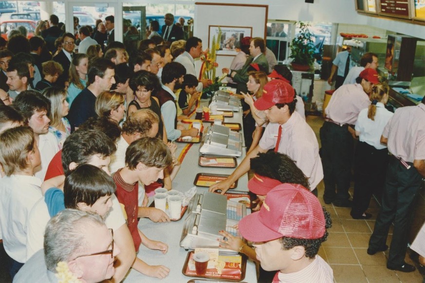 1990: McDonald&#039;s Eröffnung Crissier Restaurant mit erstem McDrive.