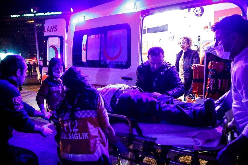 Verletze werden von der Ambulanz weggebracht