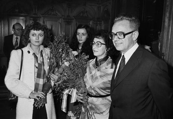 Schnappschuss einer wilden WG-Party aus den 70er-Jahren. Im Hintergrund: Prof. Dr. Hans R. Funde. Links: Seine Gespielin Eveline.