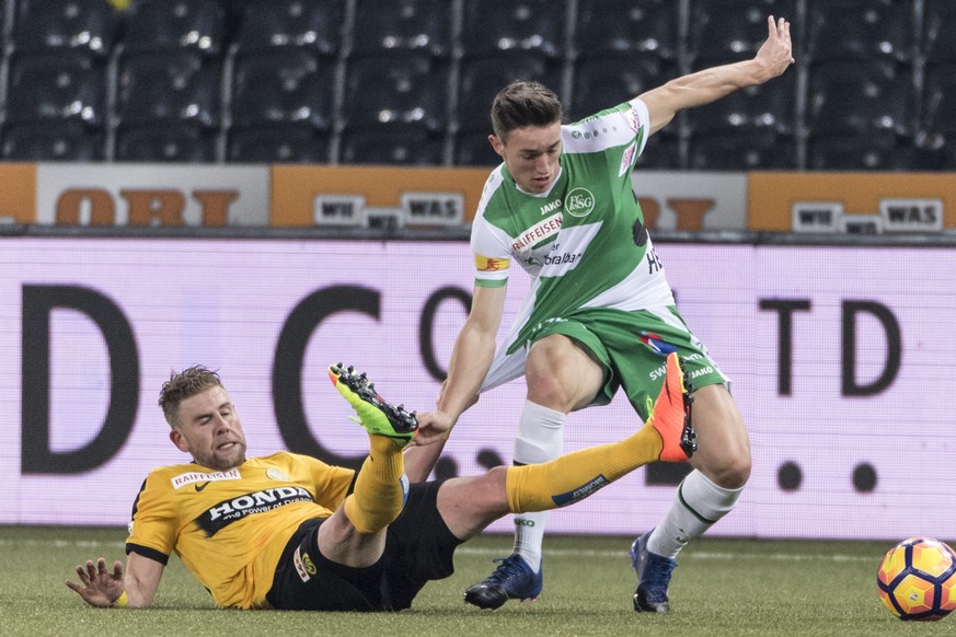 YBs Yoric Ravet, links, kommt zu spaet gegen St. Gallens Silvan Hefti im Super League Spiel zwischen dem BSC Young Boys Bern und dem FC St. Gallen, am Samstag, 18. Februar 2017 im Stade de Suisse Wank ...