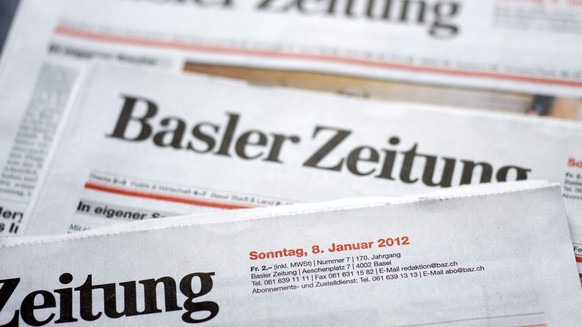 ARCHIV - ZUR INFORMATION DASS DER ZUERCHER TAMEDIA-VERLAG DIE BASLER ZEITUNG KAUFEN SOLL, STELLEN WIR IHNEN DIESES ARCHIVBILD ZUR VERFUEGUNG - Die erste Sonntags-Ausgabe der &quot;Basler Zeitung&quot; ...