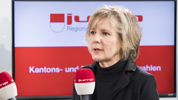 Regierungsratskandidatin Brigit Wyss (Gruene) in einem Interview mit einem Journalisten, im Wahlforum in der Rythalle in Solothurn, am Sonntag, 12. Maerz 2017. (KEYSTONE/Anthony Anex)