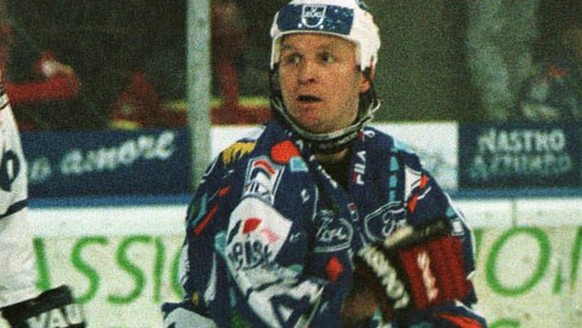 Ambri-Spieler Vijeran Ivankovic (Mitte) mit Hochspringen dem Zuger Goalie Ronald Rueeger (links) die Sicht zu nehmen, waehrend John Miner (Zug, rechts) ziemlich verbluefft dem Ganzen zuschaut, im Play ...