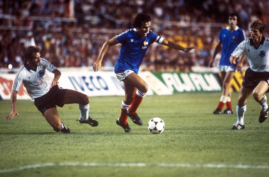 Bildnummer: 01529858 Datum: 08.07.1982 Copyright: imago/Sven Simon
Michel Platini (Frankreich, Mitte) kann von Wolfgang Dremmler (li.) und Karl Heinz F�rster (beide BR Deutschland) nicht gestoppt wer ...