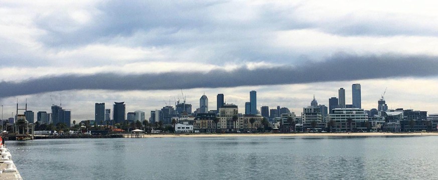 Die giftige Gaswolke über Melbourne ist nicht zu übersehen. Der Wind sorgte bisher dafür, dass der Rauch nicht an den Boden gedrückt wurde.