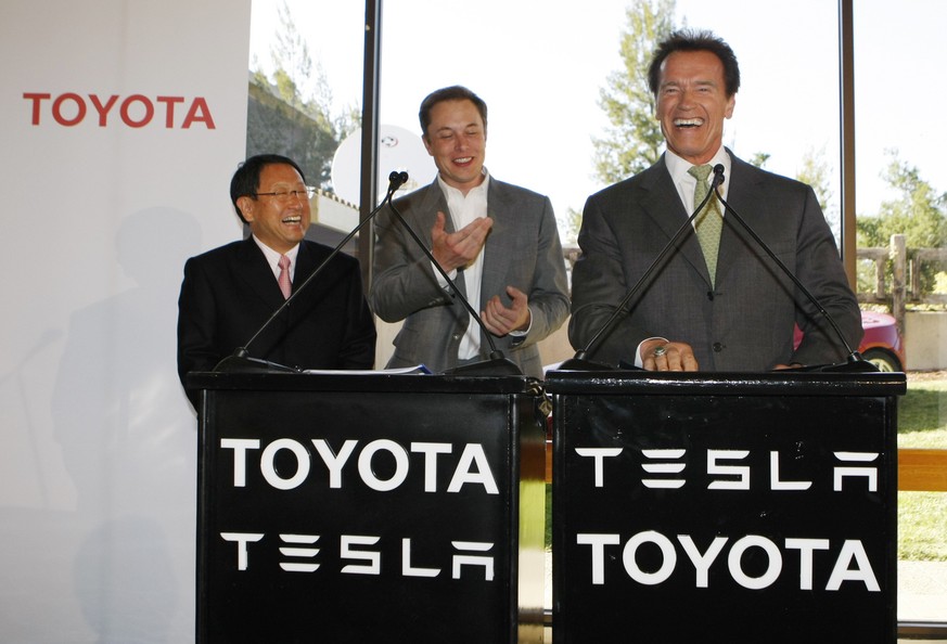 Haben gut lachen: Toyota-Chef Akio Toyoda (ganz links), Tesla-Chef Elon Musk (mitte) und der ehemalige Gouverneur von Kalifornien Arnold Schwarzenegger (rechts.