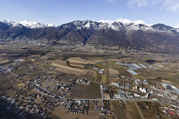 The Magadino Plain stretching from Bellinzona to Locarno in the canton of Ticino, Switzerland, pictured on February 18, 2011. (KEYSTONE/Gaetan Bally)