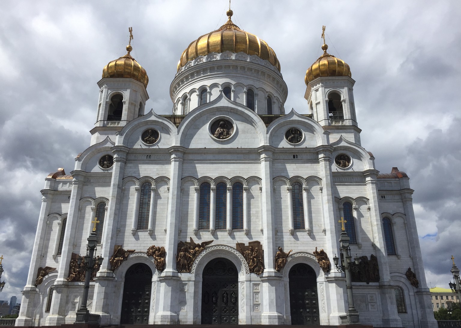 Die heutige Christ-Erlöser-Kathedrale, die direkt an der Moskwa liegt.