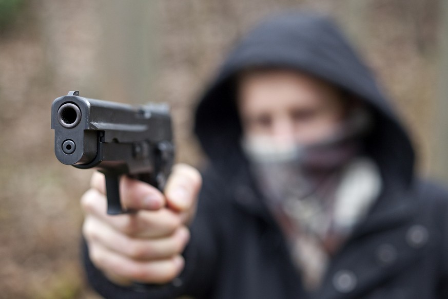 [posed picture] A man poses with an ordnance pistol 75 of the Swiss Army, a model SIG P220 of manufacurer SIG Sauer, pictured on January 6, 2010, in Zurich, Switzerland. (KEYSTONE/Martin Ruetschi)

[g ...