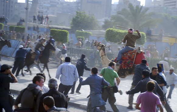 ZUM 5. JAHRESTAG DES AUSBRUCHS DES ARABISCHEN FRÜHLINGS IM DEZEMBER 2015 STELLEN WIR IHNEN FOLGENDES BILDMATERIAL ZUR VERFUEGUNG - Supporters of President Hosni Mubarak, riding camels and horses, figh ...