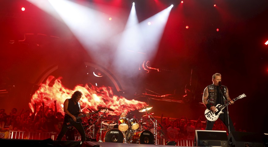 James Hetfield (R) and Kirk Hammett of Metallica perform during the Rock in Rio Music Festival in Rio de Janeiro, Brazil, September 20, 2015. REUTERS/Pilar Olivares