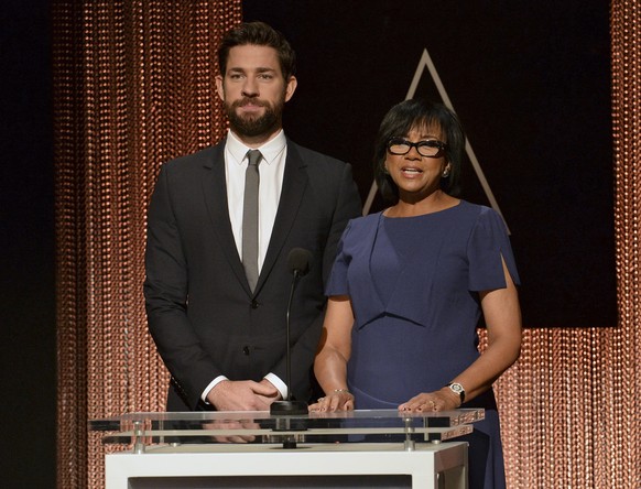 Cheryl Boone Isaacs bei der Verkündung der Oscar-Nominationen mit dem Schauspieler&nbsp;John Krasinski.