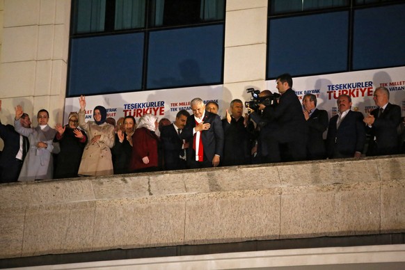 epa05911686 Turkish Prime Minister Binali Yildirim (C) acknowledges to his supporters during a rally after he declared a victory of the &#039;Yes&#039; vote in the constitutional referendum as prelimi ...