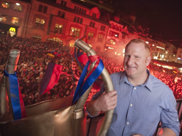 Der Trainer des FC Basel Heiko Vogel feiert den Meistertitel mit den Fans traditionellerweise auf dem Balkon des Casinos auf dem Barfuesserplatz in Basel am Sonntag, 29. April 2012. Der FC Basel gewan ...