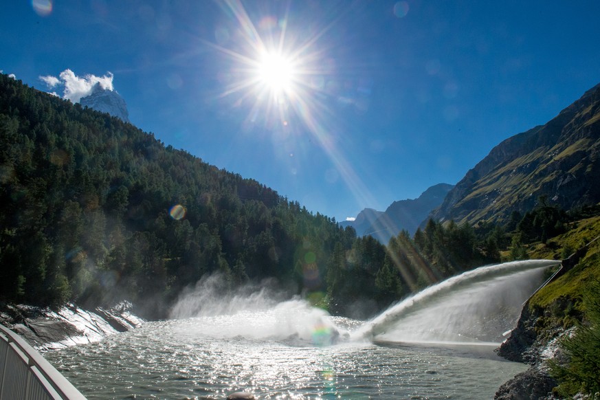 Le barrage de l&#039;usine de pompage de Z’Mutt est pris en photo, ce vendredi 28 aout 2015 a Zermatt. Le complexe hydroelectrique de Grande Dixence fete, les 50 ans de la mise en service de la dernie ...