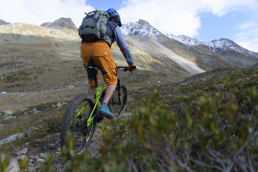 Ein Mountainbiker ist unterwegs mit einem E-Mountainbike, am Freitag, 7. Oktober 2016, am Flueelapass in Davos. Nach der Elektrifizierung gaengier Fahrraeder erfreuen sich nun auch vollgefederte, berg ...