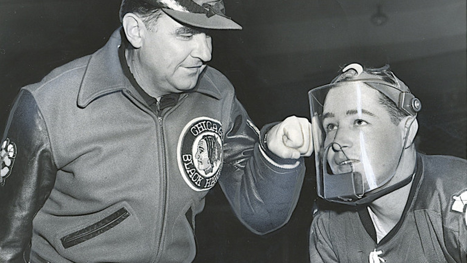 Chicago-Trainer Rudy Pilous testet 1960 die Maske von Glenn Hall.