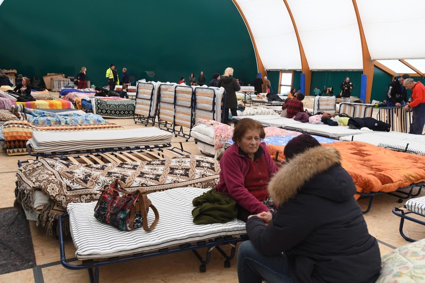 epa05728336 Displaced people rest inside a facility in Capitignano (L&#039;Aquila), Abruzzo region, one of the epicenters of an earthquake, central Italy, 18 January 2017. Four earthquakes shook centr ...