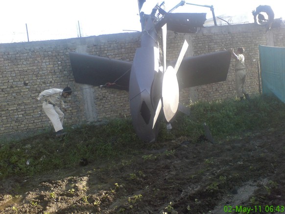 Überreste eines Helikopters, der von den USA auf dem Anwesen in Abbottabad zurückgelassen wurde.