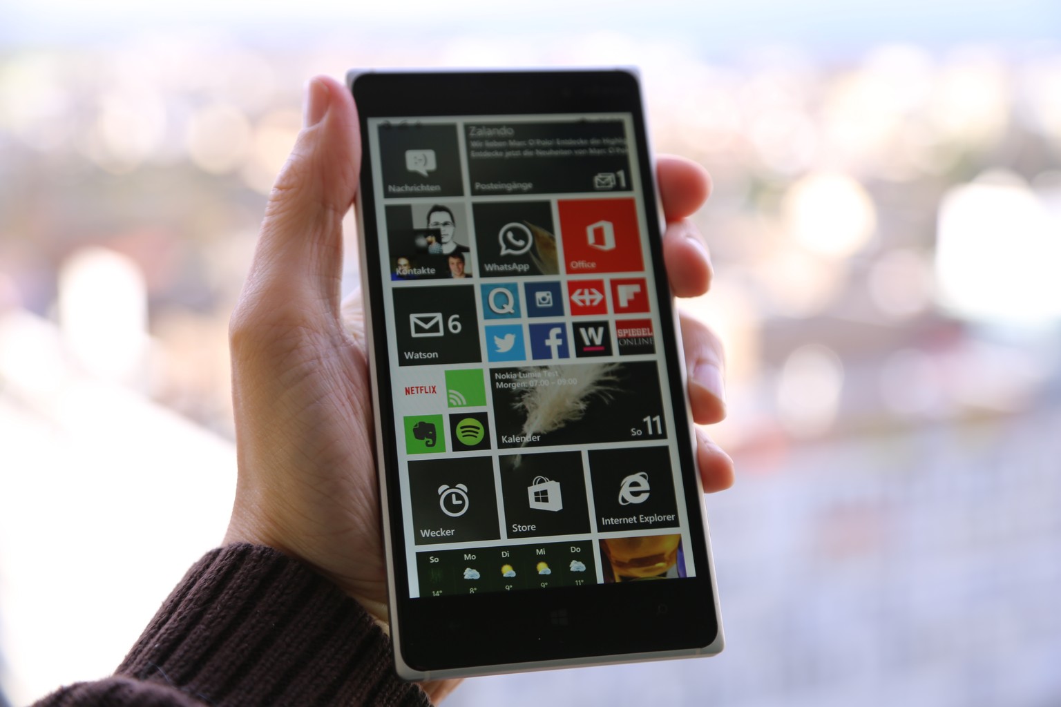 Ausstattung: 5-Zoll-Display, Vierkern-Prozessor mit 1,2 GHz, 1 GB RAM, 16 GB Speicher (erweiterbar), LTE, 10-Megapixel-Kamera, wechselbarer Akku, Windows Phone 8.1 (Denim), Nano-SIM, 150 Gramm. 