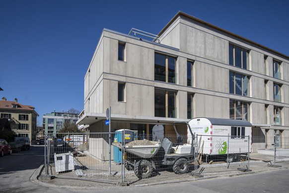 Sicht auf ein Mehrfamilienhaus mit 13 Wohnungen am Centralweg, am Dienstag, 4. April 2023, in Bern. Das Bauprojekt mit guenstigen Mietzinsen hat eine 13-jaehrige Vorgeschichte das sich wegen politisch ...