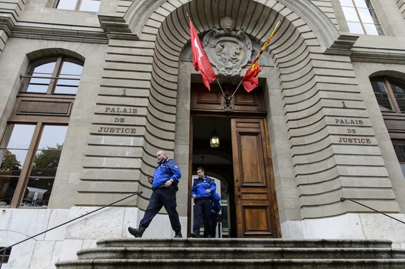 Police officers leave the Geneva&#039;s courthouse for the appeal of the trial of a former head of Guatemalan police Erwin Sperisen, in Geneva, Switzerland, Monday, May 4, 2015. A Swiss court has sent ...