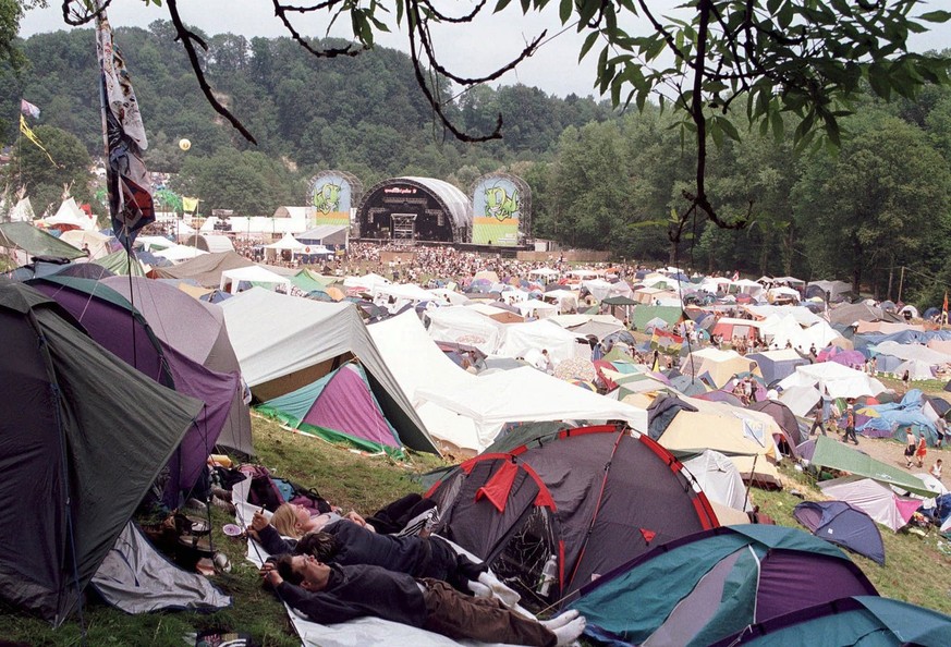 Blick ueber die Zeltstadt am Open Air St. Gallen, aufgenommen am Samstag, 26. Juni 1999. Rund 24 000 Fans pilgerten am Wochenende zum Auftakt der Open Air- Saison ins Sittertobel in St. Gallen. (KEYST ...