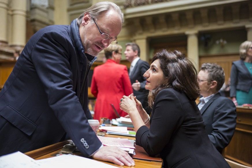 Sibel Arslan, GPS-BS, rechts, diskutiert mit Yves Nidegger, SVP-GE, an der Fruehlingssession der Eidgenoessischen Raete, am Dienstag, 14. Maerz 2017 im Nationalrat in Bern. (KEYSTONE/Alessandro della  ...