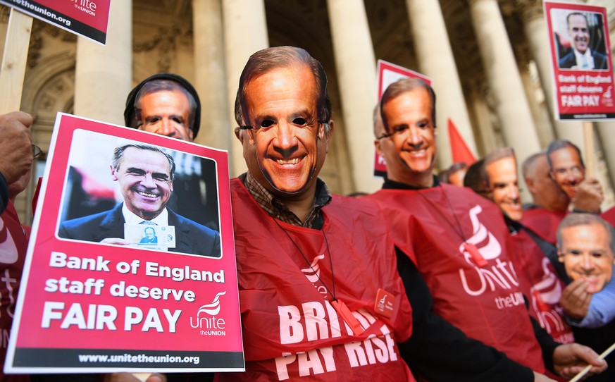 epa06119452 Workers protest outside of the Bank of England in London, Britain, 01 August 2017. Maintenance and security employees at the Bank of England have begun a three-day strike in a dispute over ...
