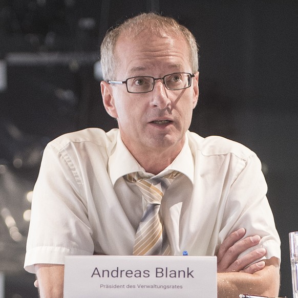Brille, verschränkte Arme, Namensschild: EHC-Biel-Boss Andreas Blank …