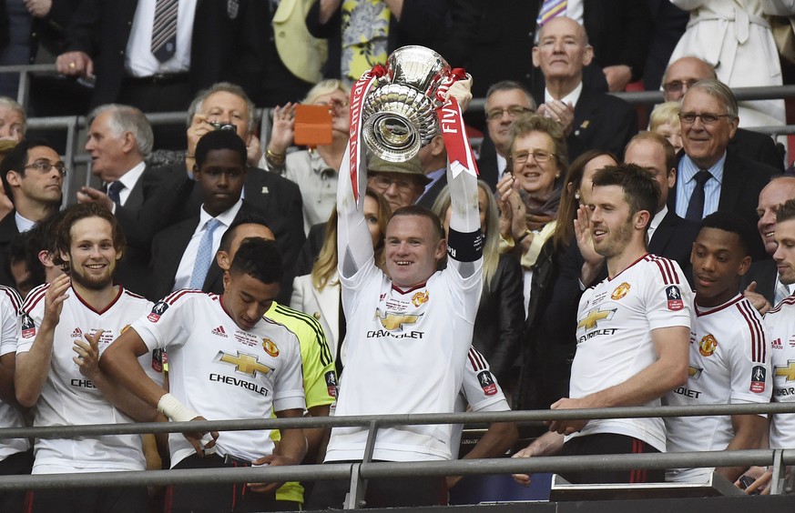 Captain Wayne Rooney präsentiert die Siegertrophäe.