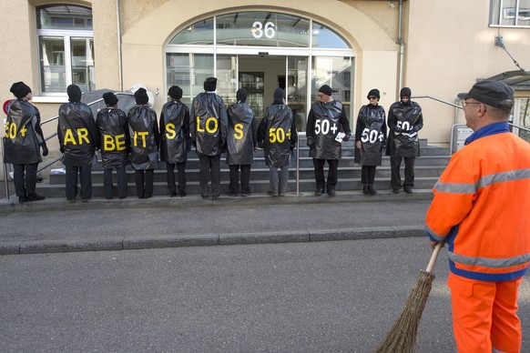 ZU DEN FORDERUNGEN DES GEWERKSCHAFTSBUNDES SGB NACH BESSEREM KUENDIGUNGSSCHUTZ FUER AELTERE ARBEITNEHMER STELLEN WIR IHNEN AM DONNERSTAG, 16. APRIL 2015, FOLGENDES ARCHIVBILD ZUR VERFUEGUNG - Aktivist ...