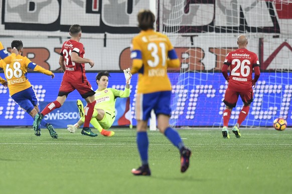 Thuns Torhueter Francesco Ruberto, Mitte, wird von Luzerns Francisco Rodriguez, links, zum 2:1 geschlagen, waehrend dem Fussball Meisterschaftsspiel der Super League zwischen dem FC Thun und dem FC Lu ...