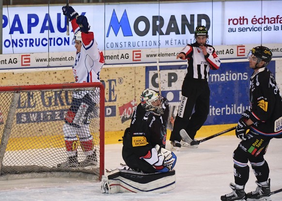 Der Zuercher Pius Suter, links, bejubelt das zweite Tor, wahrend dem Eishockeyspiel der National League A zwischen dem HC Fribourg-Gotteron den ZSC Lions, am Donnerstag, 22. Dezember 2016, in Fribourg ...