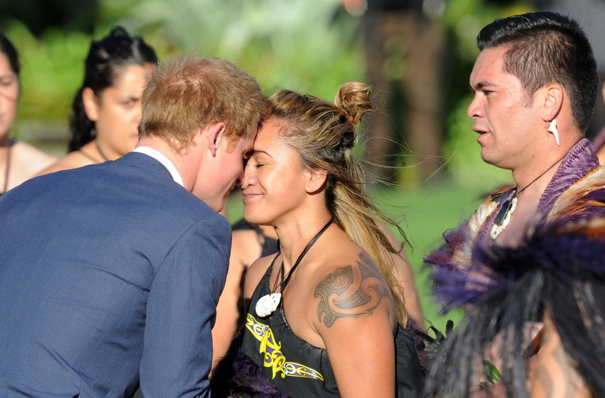epa04739343 Britain&#039;s Prince Harry (L) hongi (touching of noses, traditional Maori welcome) with a member of the Maori Cultural Group at his official welcome at Government House, in Wellington, N ...